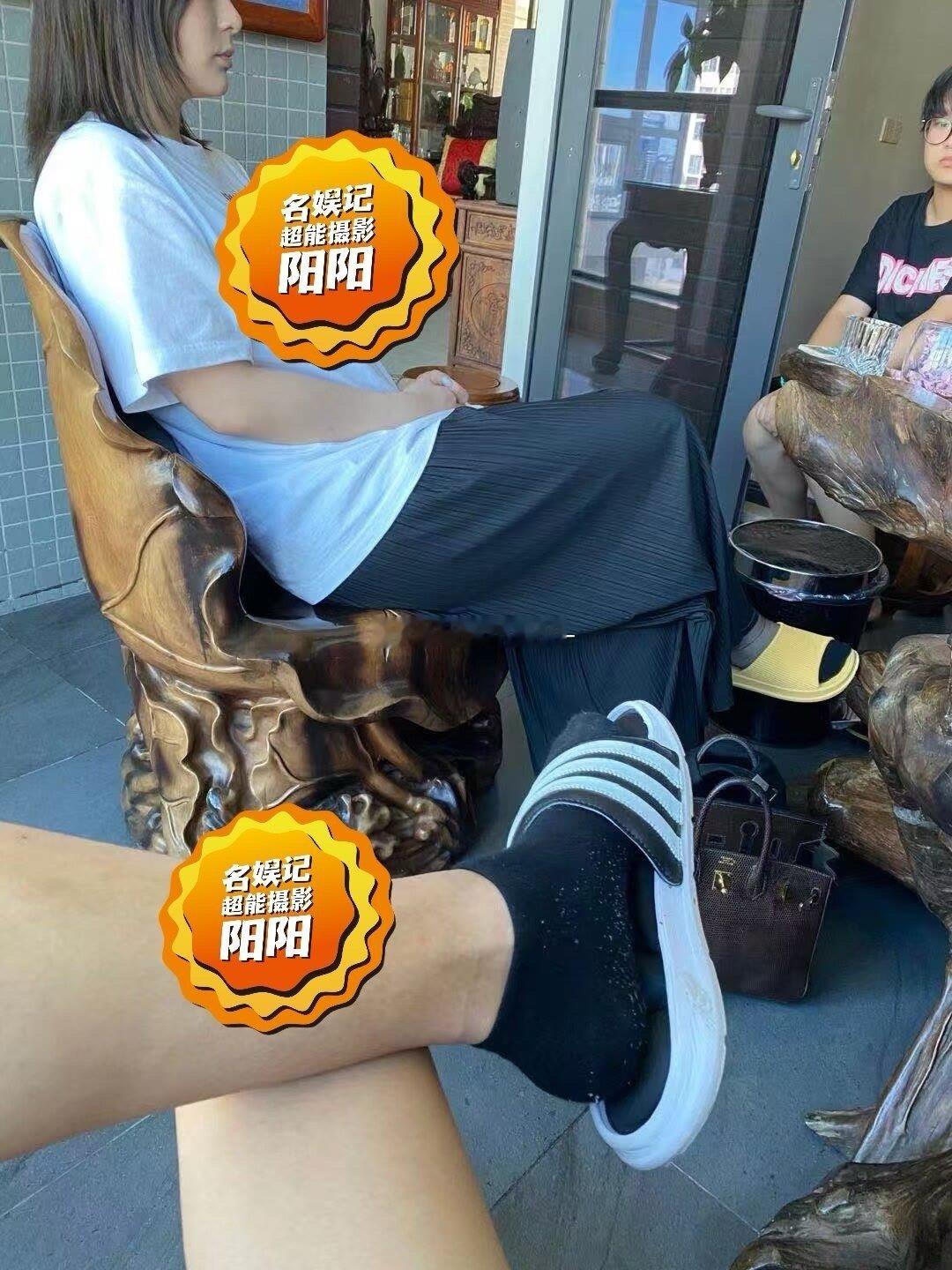 狗仔超能摄影阳阳曝阿娇之前和余衍隆恋爱期间，去余衍隆家见其父母，据说余的父母很喜