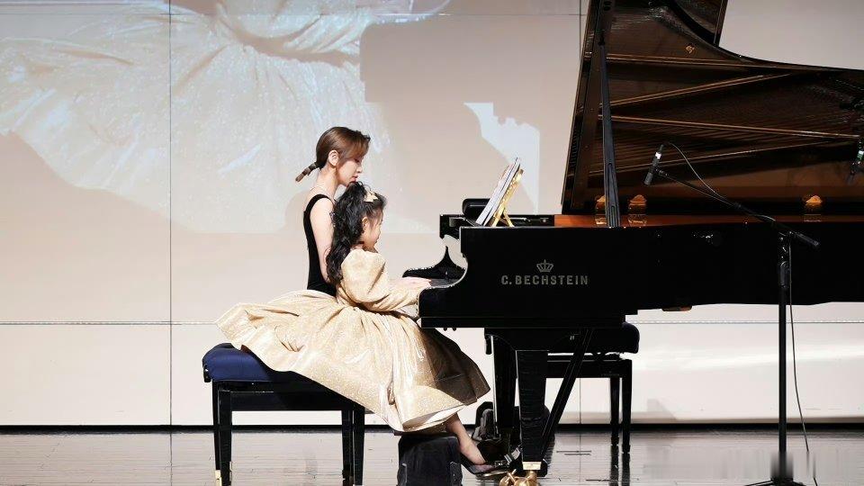 唐艺昕分享女儿钢琴演出照 哇好优秀[锦鲤附体] 