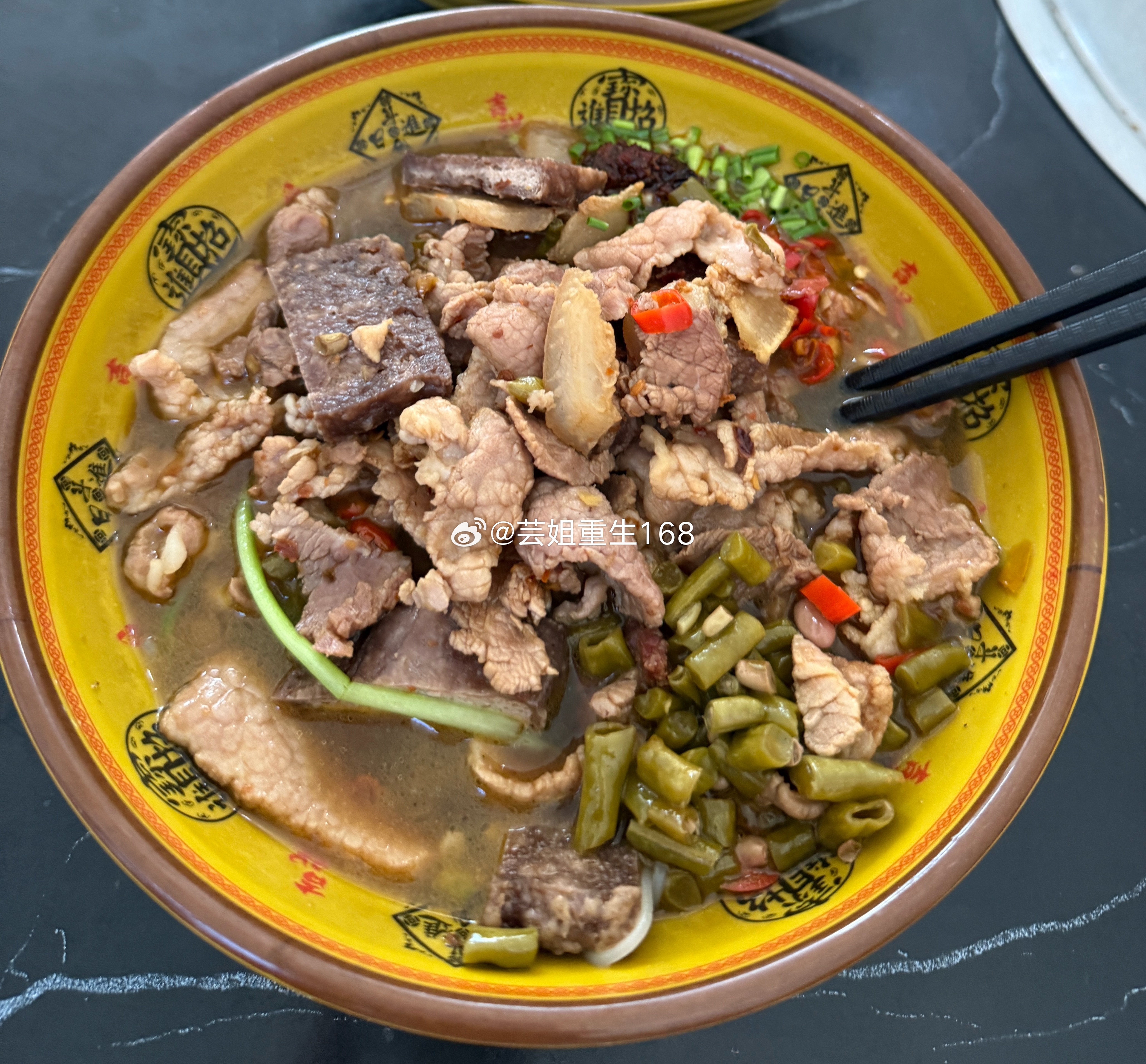 用一顿美食犒劳努力的自己，胃饱了，心就满了。 ​​​