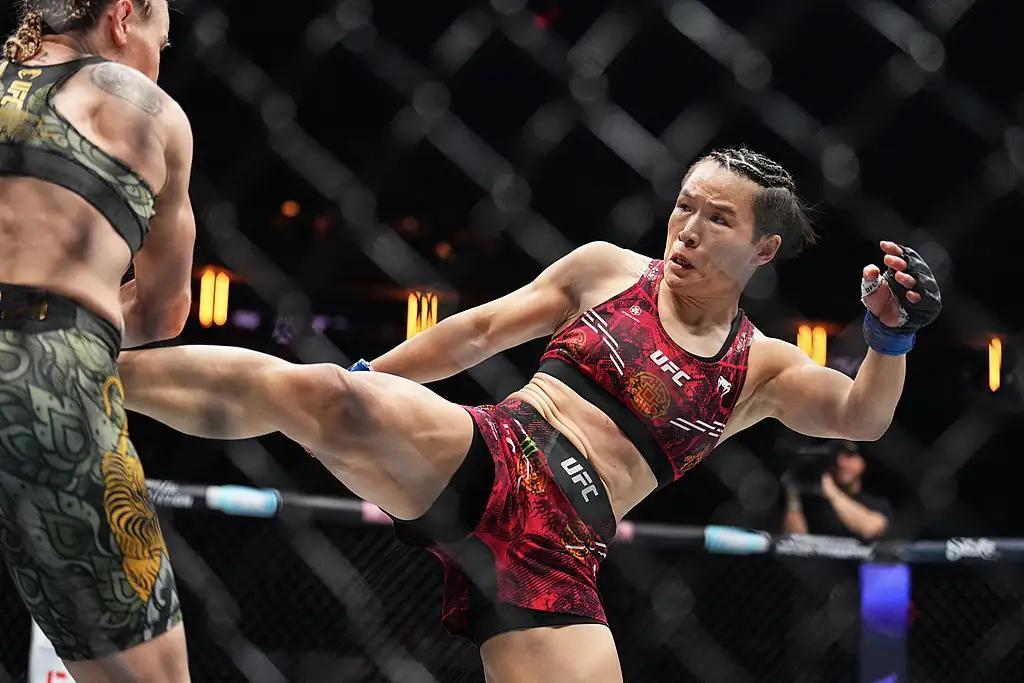 北京时间11月16日，UFC322女子蝇量级冠军战落幕，中国选手张伟丽与卫冕冠军