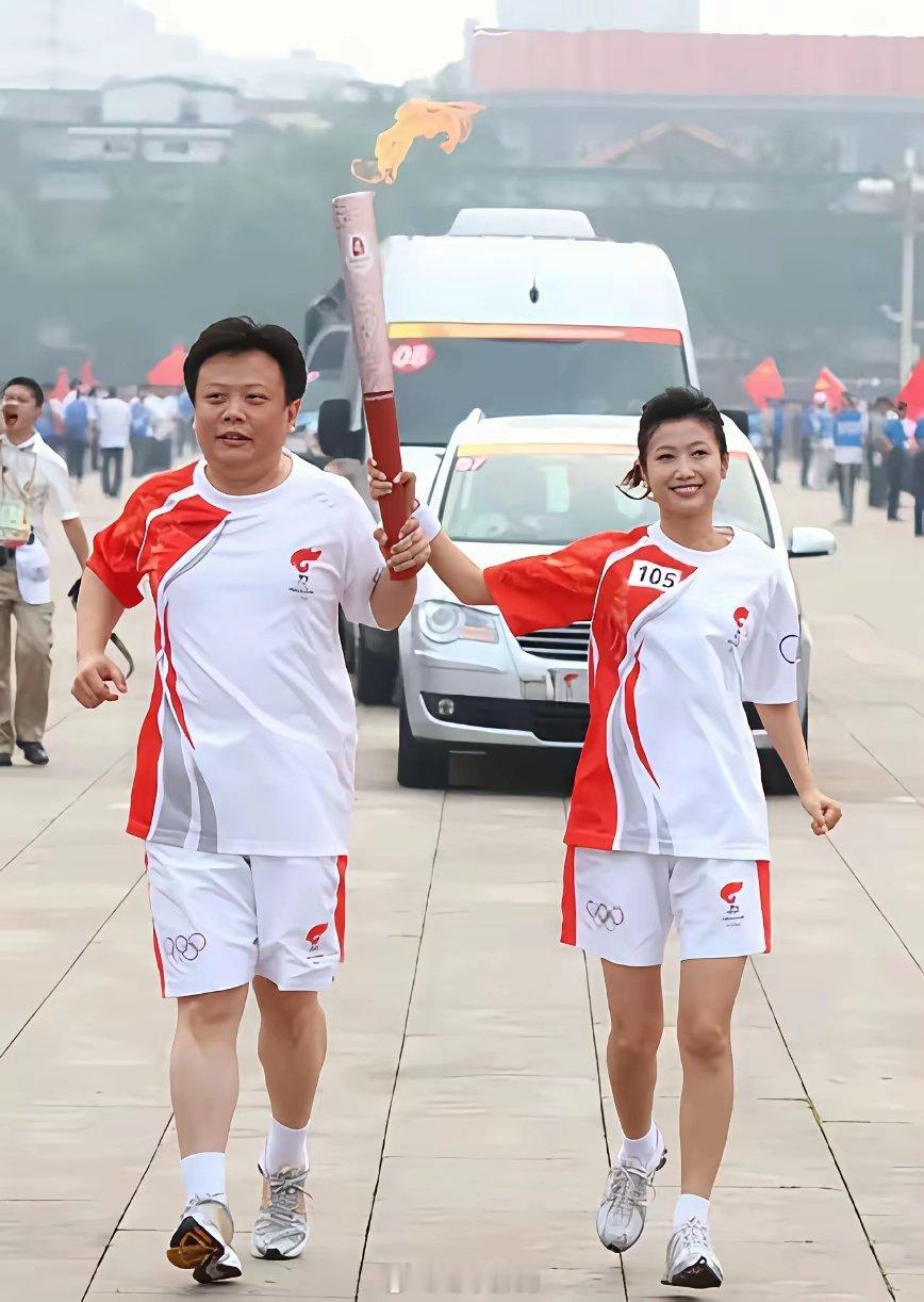 2008年，北京奥运会上，春妮与前夫蒋虎一同担任火炬手时的一幕，两人手牵手传递火