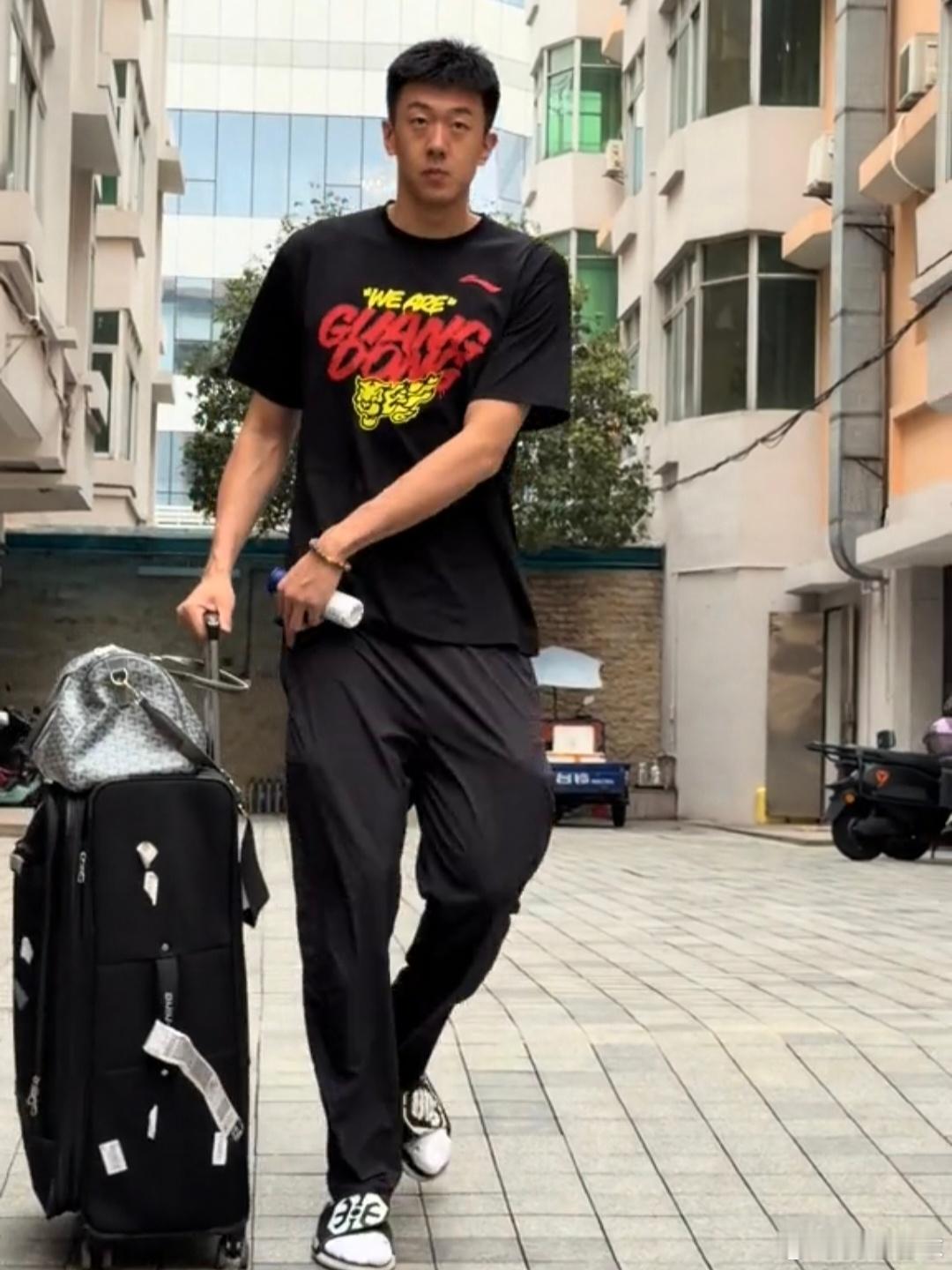 马不停蹄！广东男篮启程奔赴北京，球队再次踏上客场之旅，现在压力来到北京队这边了，