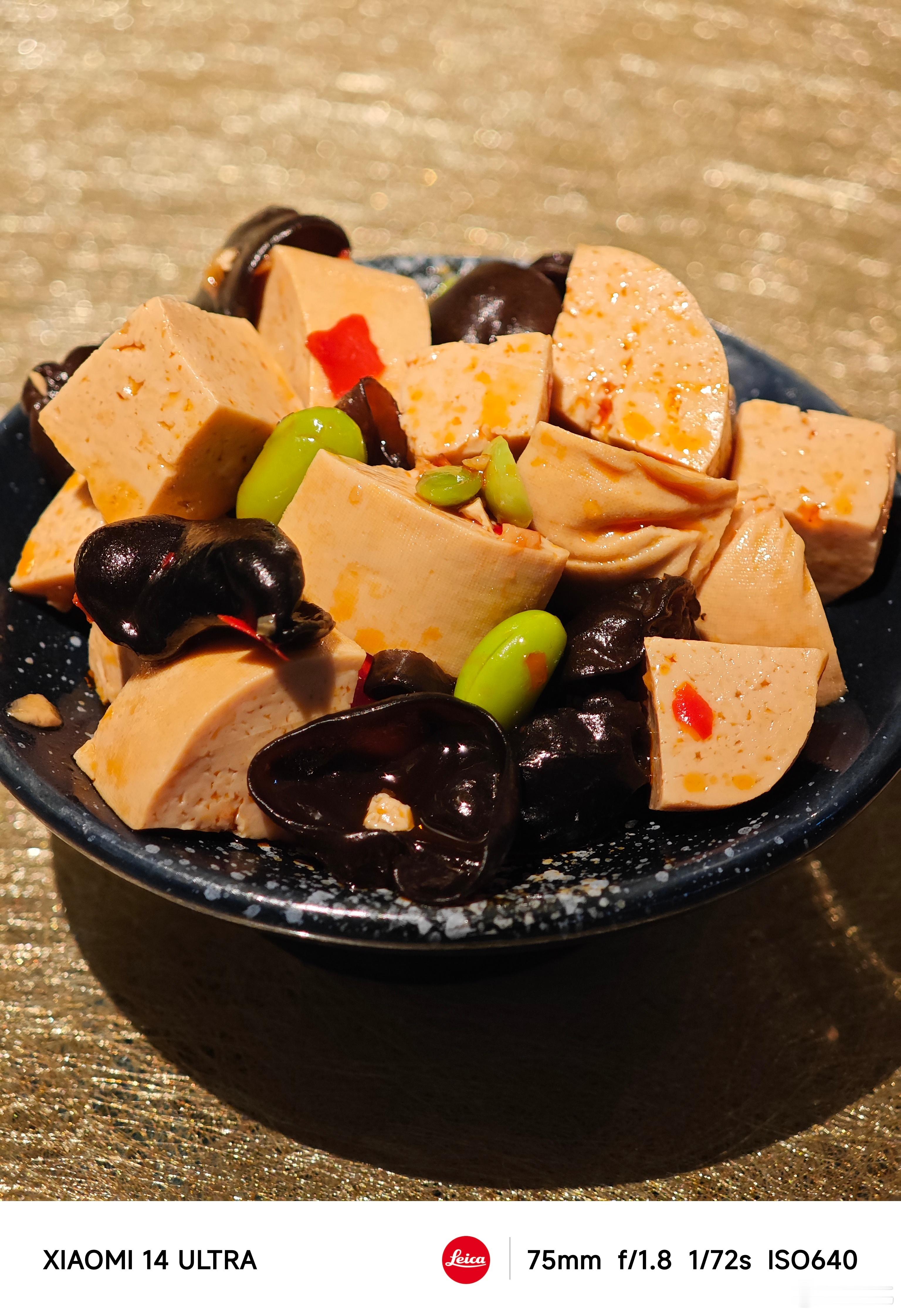 这是川菜？坐下时还有点怀疑……吃到回锅肉时确定了，妥妥的古法回锅肉做法。  ​​