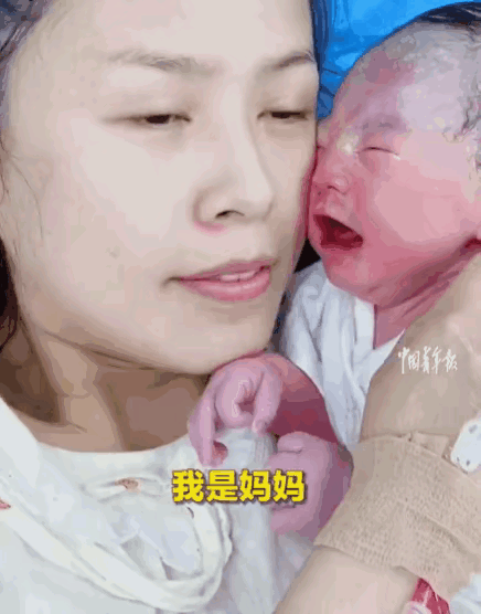 母子连心！山东东营，一刚出生的孩子哭得撕心裂肺，全家上阵都束手无策，在听到妈妈俯