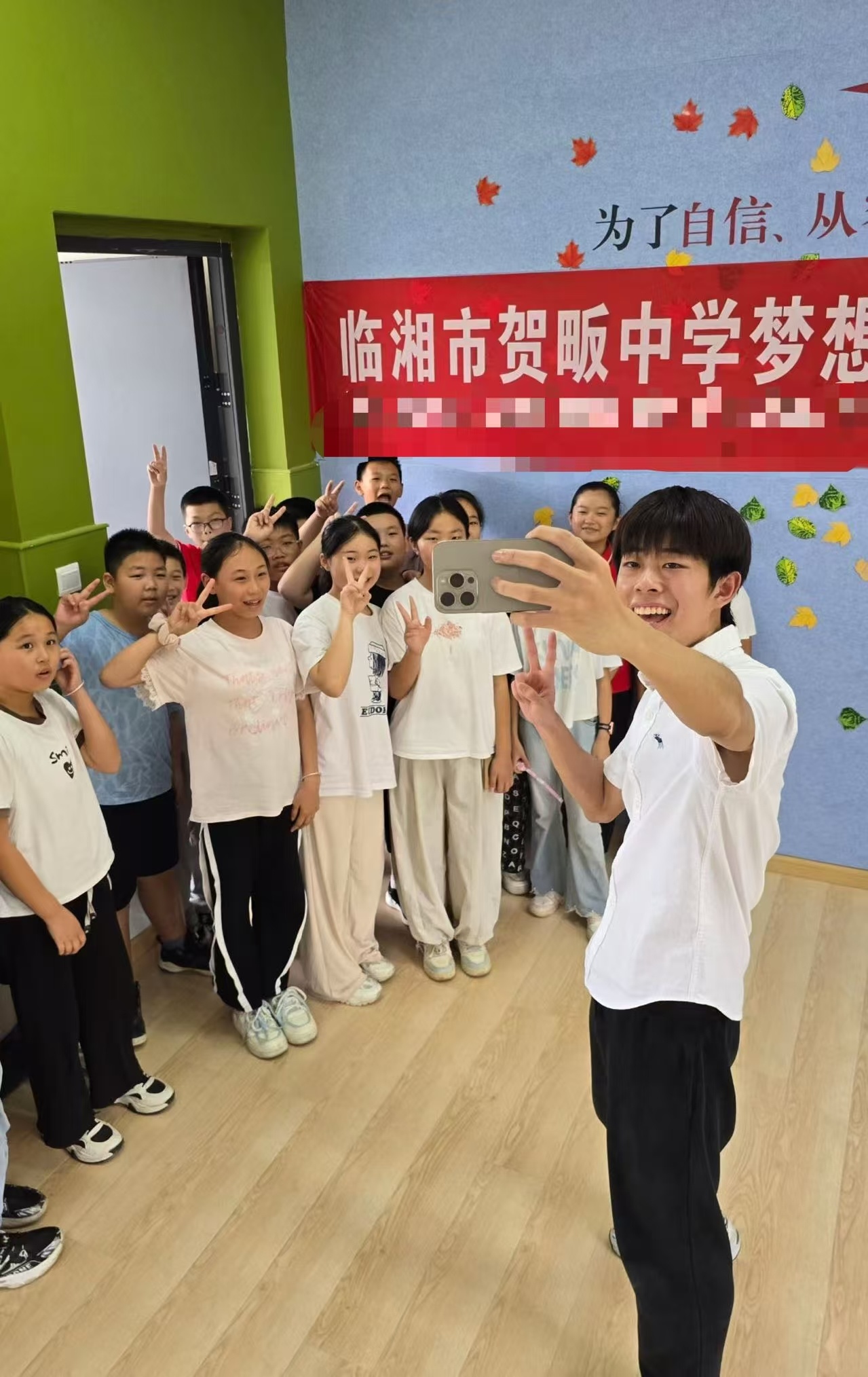 05后少年黑漫君用人生第一桶金修建了一所希望小学。#05后少年筹备一年干了件大事