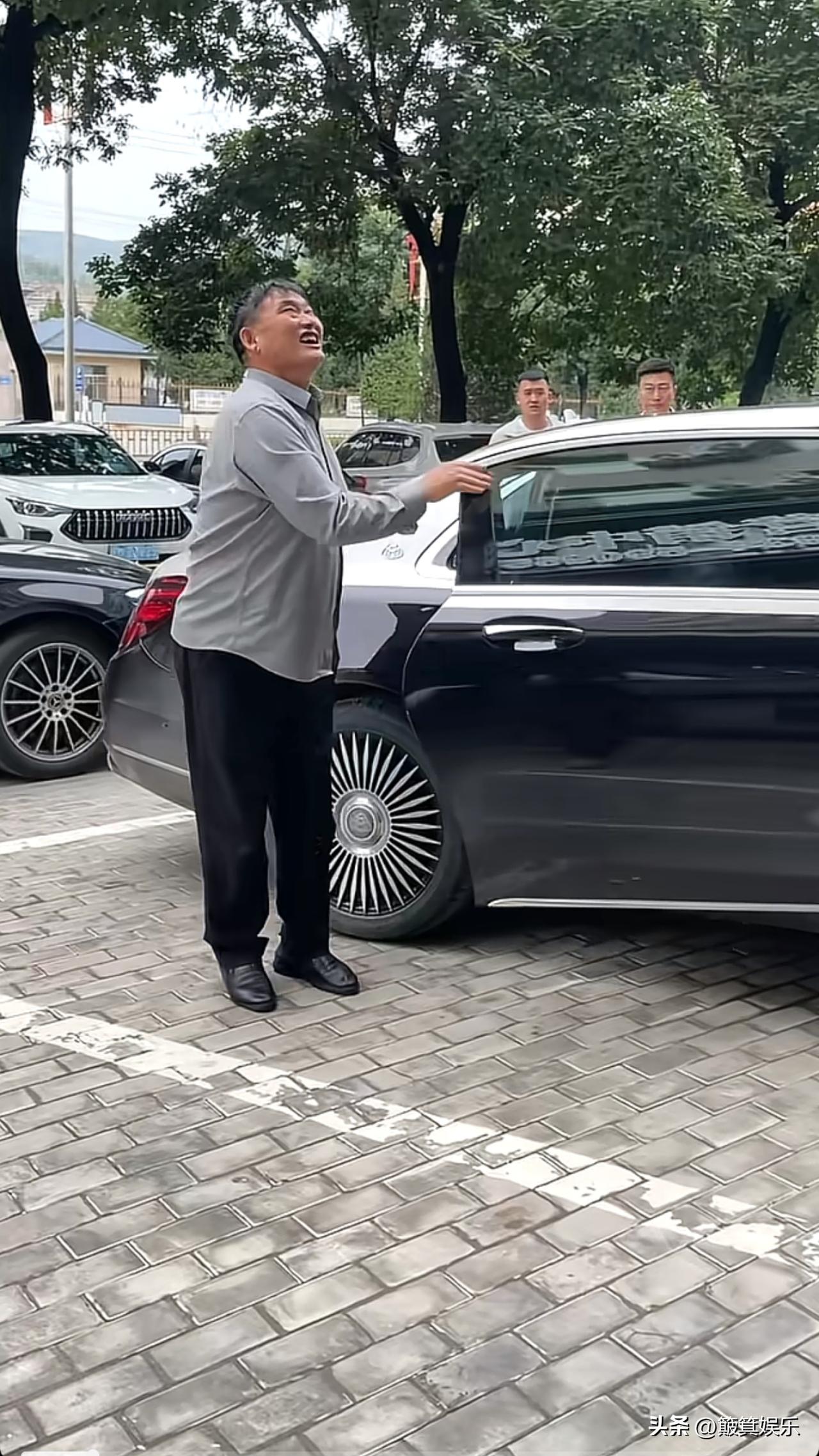 大衣哥坐五菱汽车，下车把车门关闭后还回手拉动了几下把手，专门检查了一遍是否关闭到