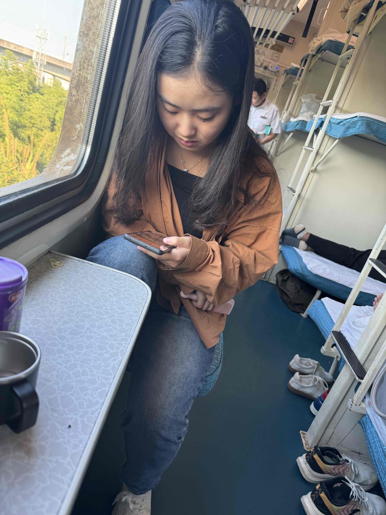 你觉得幸福应该是什么样的我觉得幸福应该是和自己喜欢的人一起出行游玩，走遍祖国的大