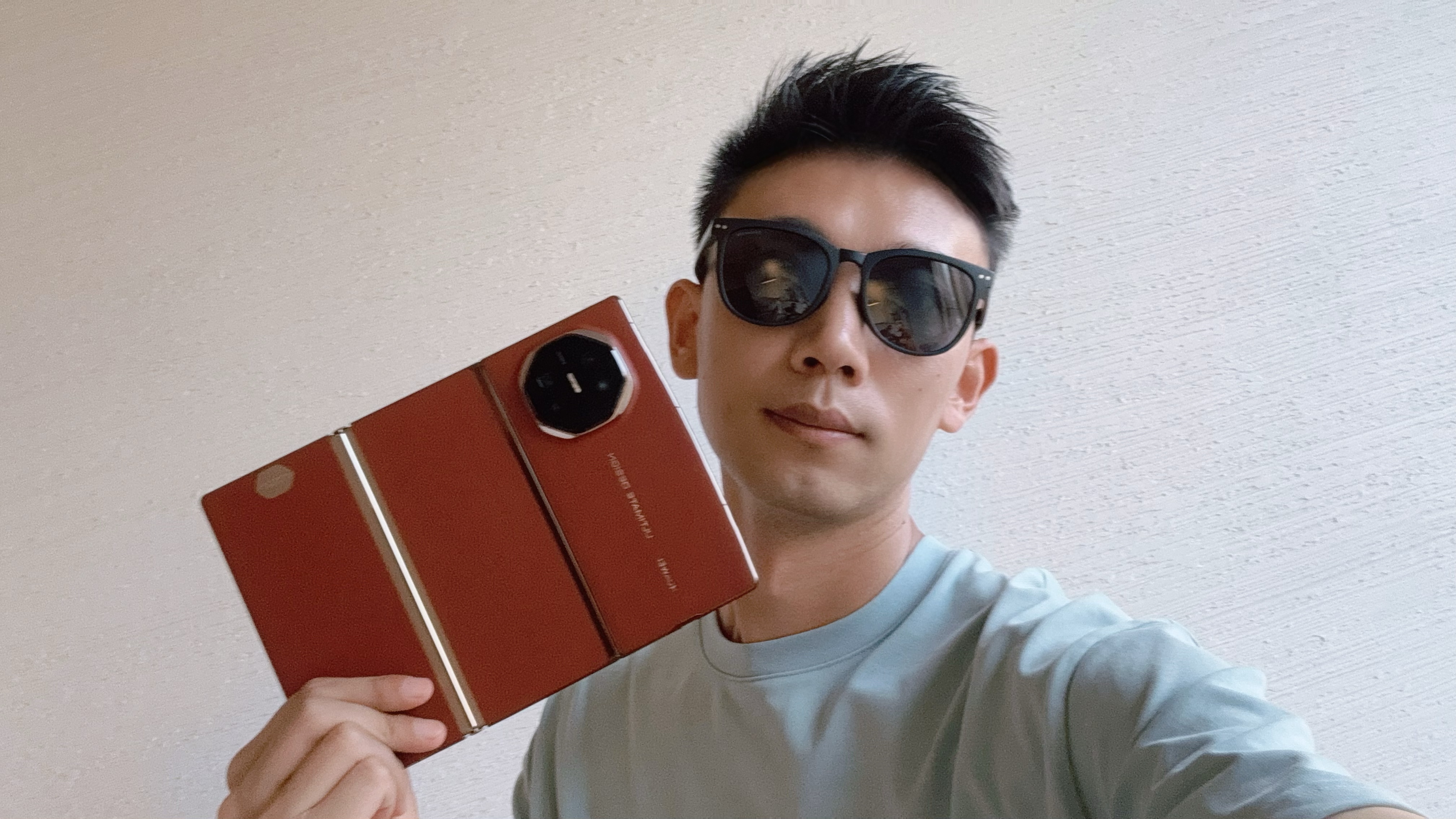 #华为三折叠被炒至9万天价#你看我，像不像9万？一会儿机场过安检，我可得低调一点