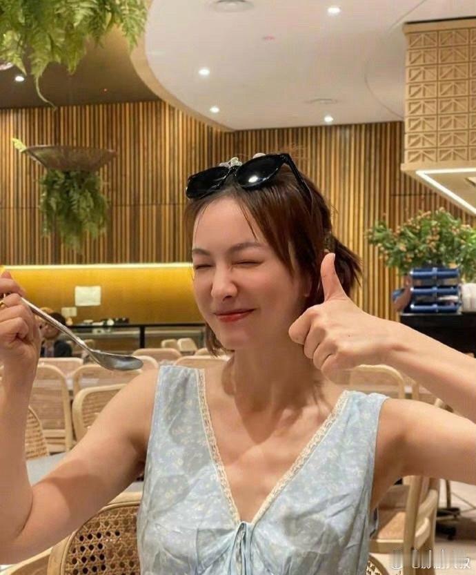 瘦真的不一定好看，看看吴昕都已经看得到好多骨头了！好担心健康！ ​​​