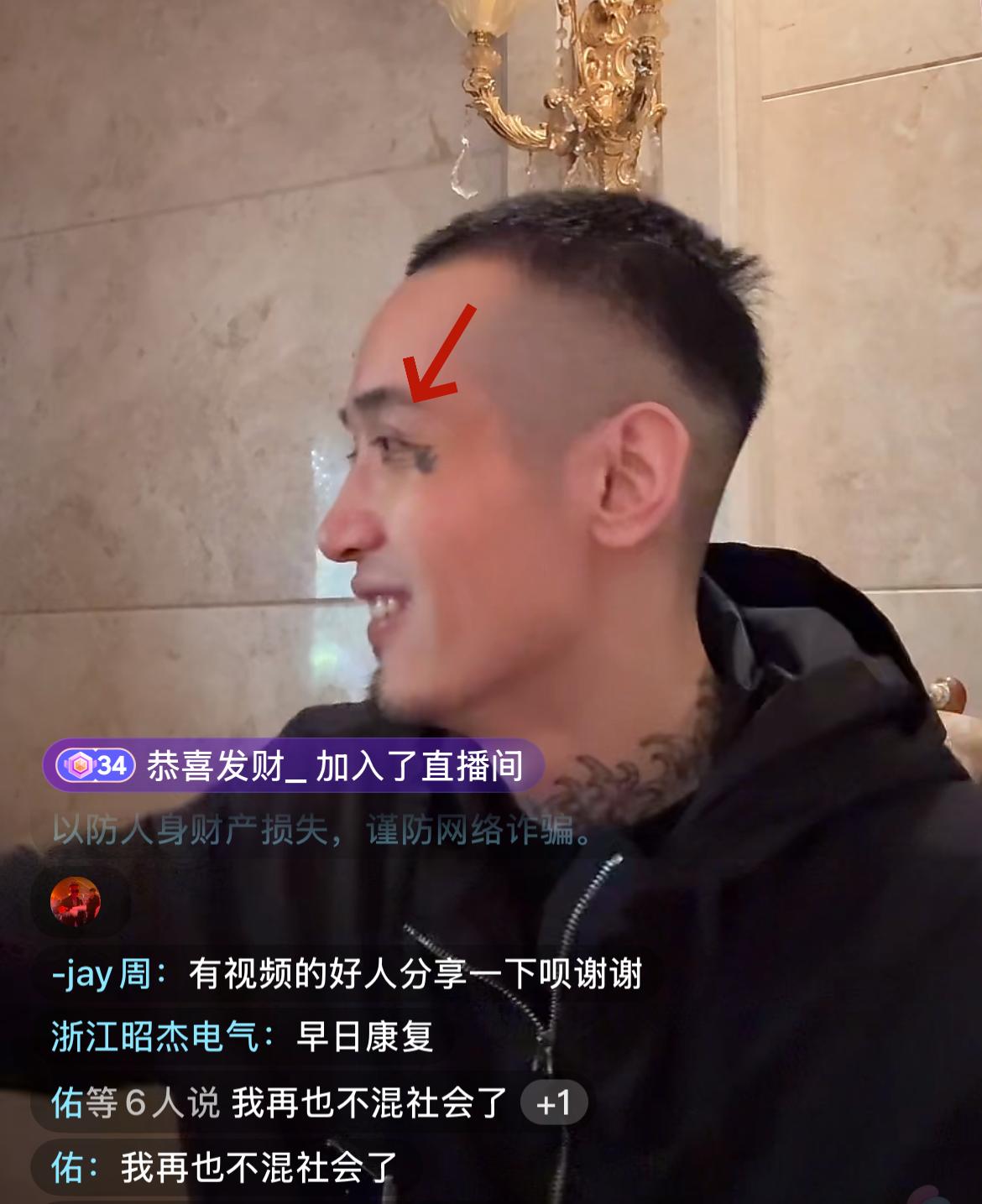 知名富二代网红“AKA”这下惨了。
喝酒骂人遭对方怒怼，被打到桌子底下不敢还手，