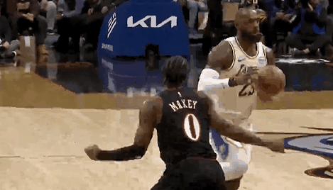 老人也能飞！詹姆斯上演滑翔劈扣！
在今天NBA常规赛湖人对阵费城的第一节比赛中，