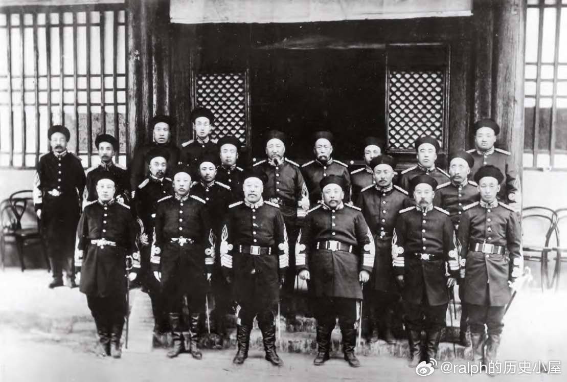 1905年9月袁世凯与北洋新军将领合影。前排右起为王士珍、冯国璋、袁世凯、铁良、
