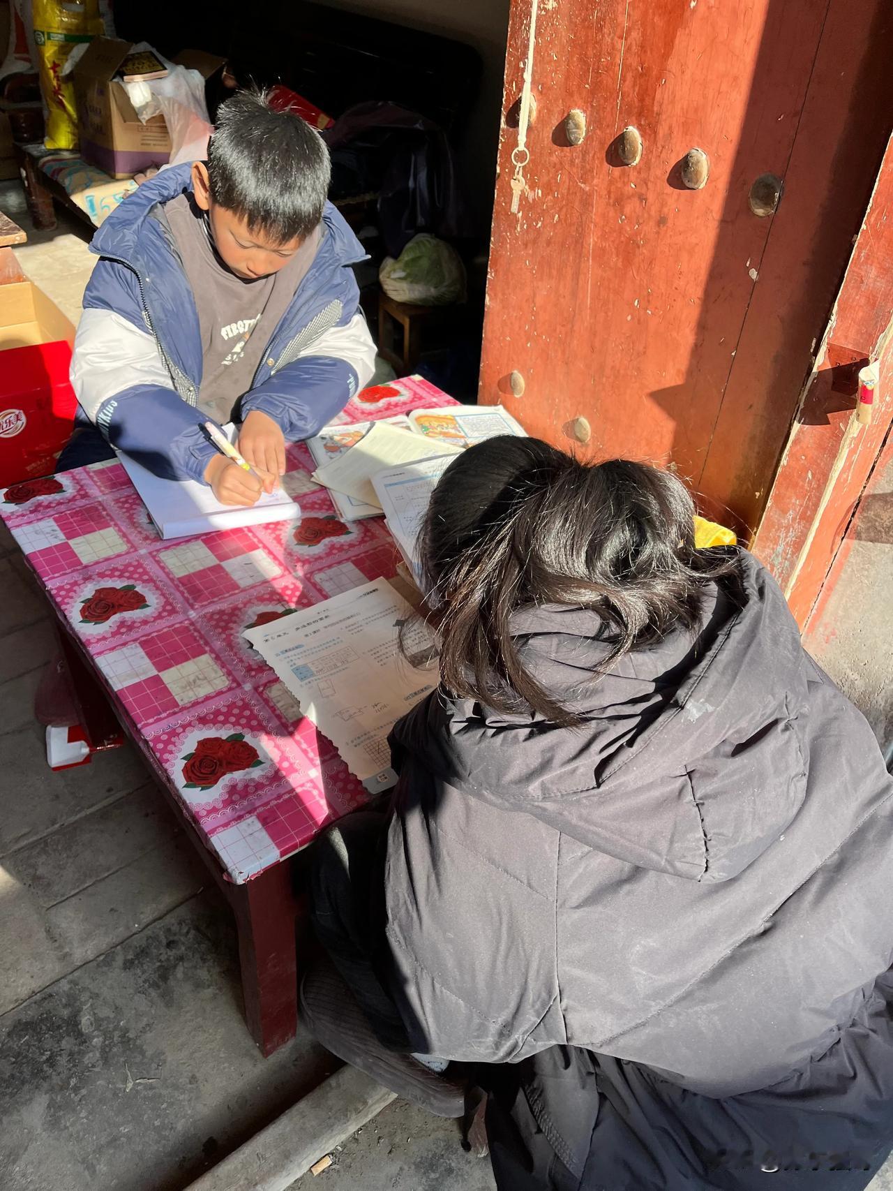 现在的孩子学习真费劲，大人不在身边看着总是想贪玩，你说10后的小孩子都这么难管教