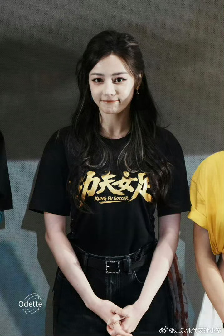 迪丽热巴杭州路演路透，迪丽热巴7月14日亮相《功夫女足》杭州路演，凭借“挑染侧马