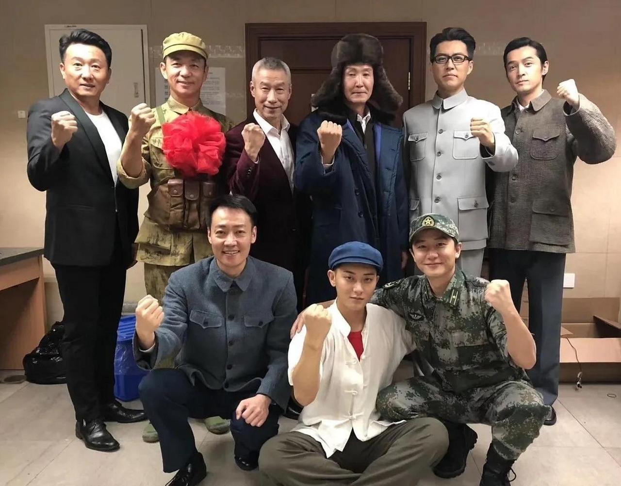 这张9人合照，我第一眼认出的就是穿着深色中山装、正气凛然、笑若朗月的辛柏青，其次