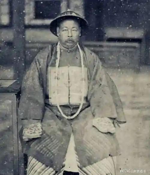 [微风]1881年，71岁的左宗棠娶了17岁的章怡为妾。洞房花烛夜，章怡慌忙拭去