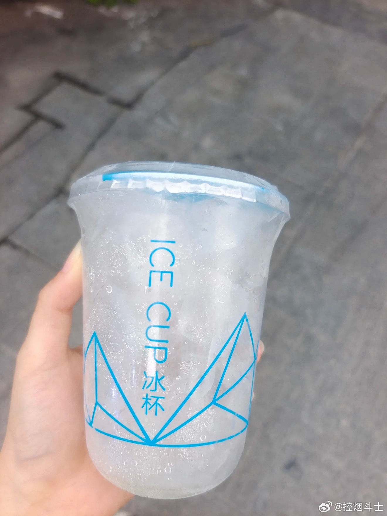这学期一回到学校我就频繁吃冰块，控制不住的那种，具体表现去瑞买饮品备注多冰，或迅