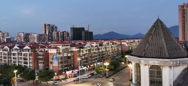 看到“喜中华盛世”这个上联，我也来了兴致。“看锦绣前程”确实是个不错的下联，平仄