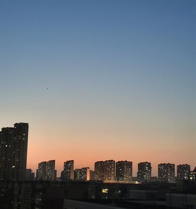 人一旦觉醒，第一反应就是主动疏远人群。这不是变孤僻，是认知升级了，觉得无效社交纯