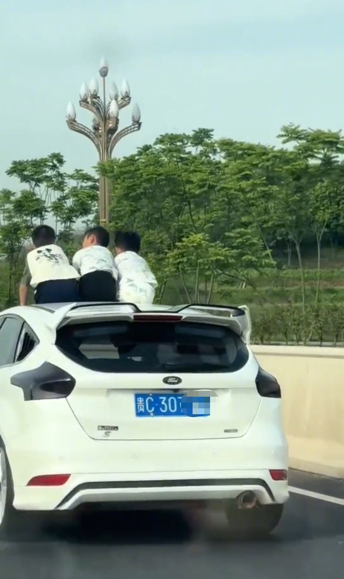 【危险！贵C牌照车辆#3名男童坐车顶天窗处兜风#】#宜宾交警回应3名男童坐车顶兜
