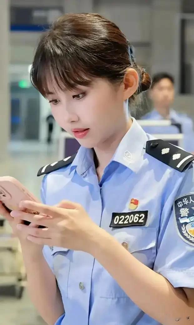 路人偶然拍下女警执勤的画面意外冲上热搜，不少自媒体为博取流量，强行将这位素人女警