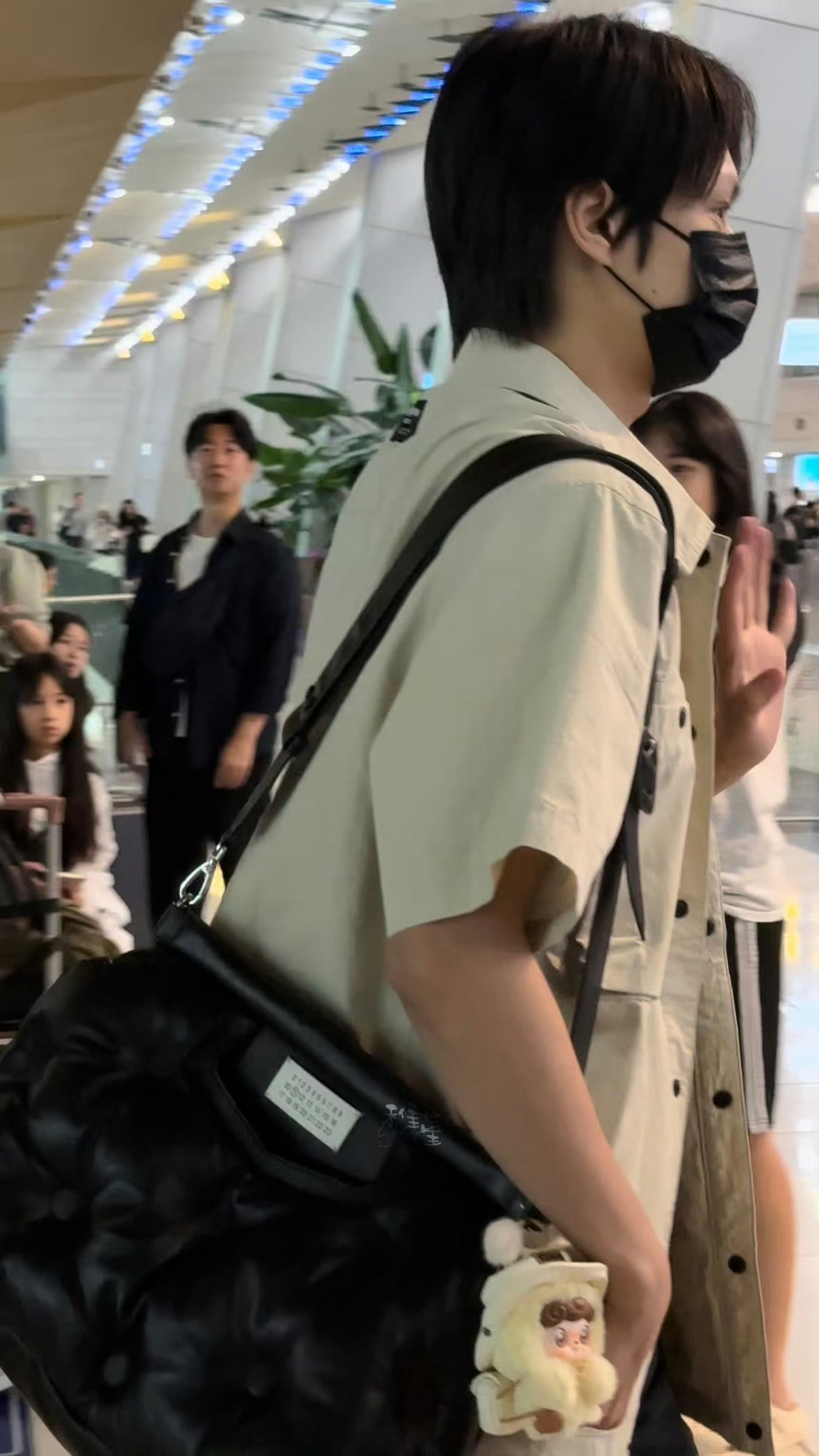 JUN文俊辉[超话]文俊辉包上挂着Q宝文俊辉包上挂Q宝 用手护着可爱的小Q宝！两
