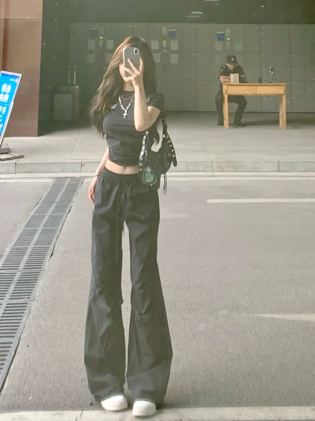你们要的正肩t和工装裤！
