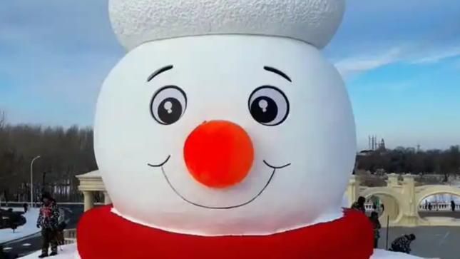 哈尔滨的大雪人不仅展现了当地居民的创意和热情，还通过网友的延时摄影让更多人见证了
