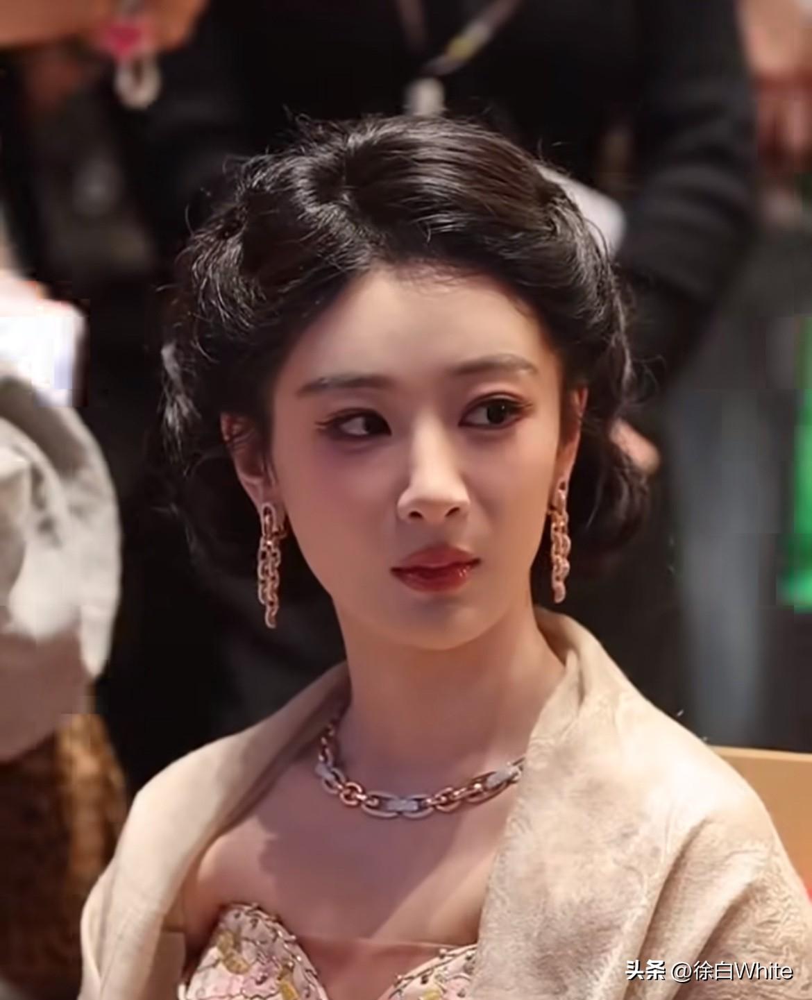 6月26日，白玉兰视后视帝出炉，如今再来白玉兰座位安排，原来一切早有答案！
杨紫
