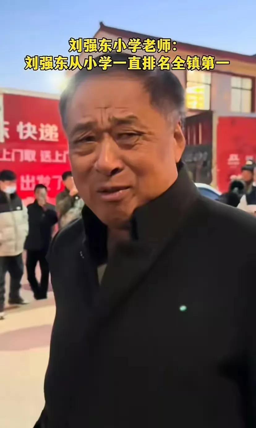 真是堪称一绝
这绝对可以买彩票了，
刘强东还给小学老师，
每人包了10万块钱的红