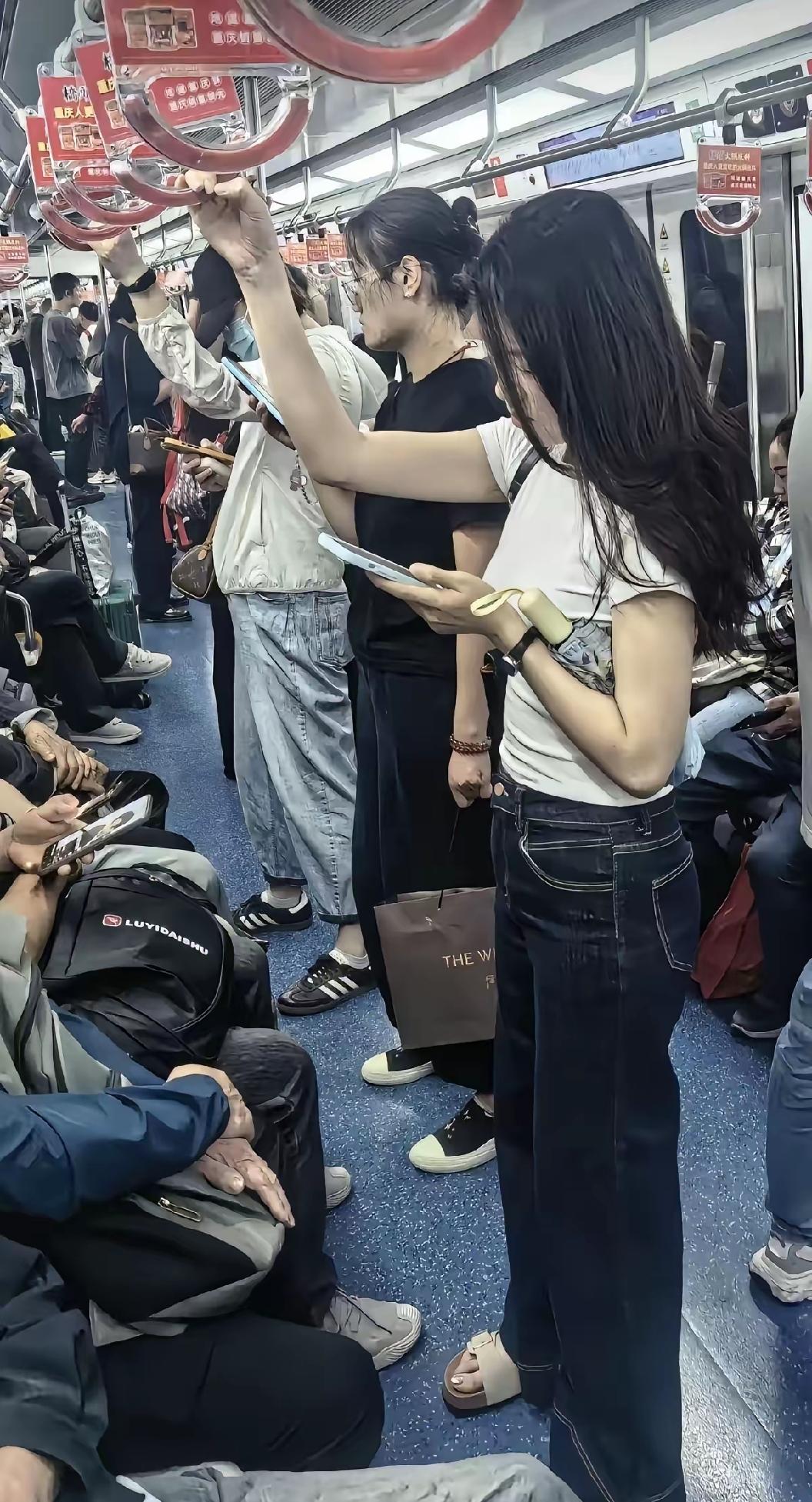 在地铁上发现了一个很奇特的现象，那就是很多年轻又漂亮的女孩子坐地铁的时候，宁肯刷