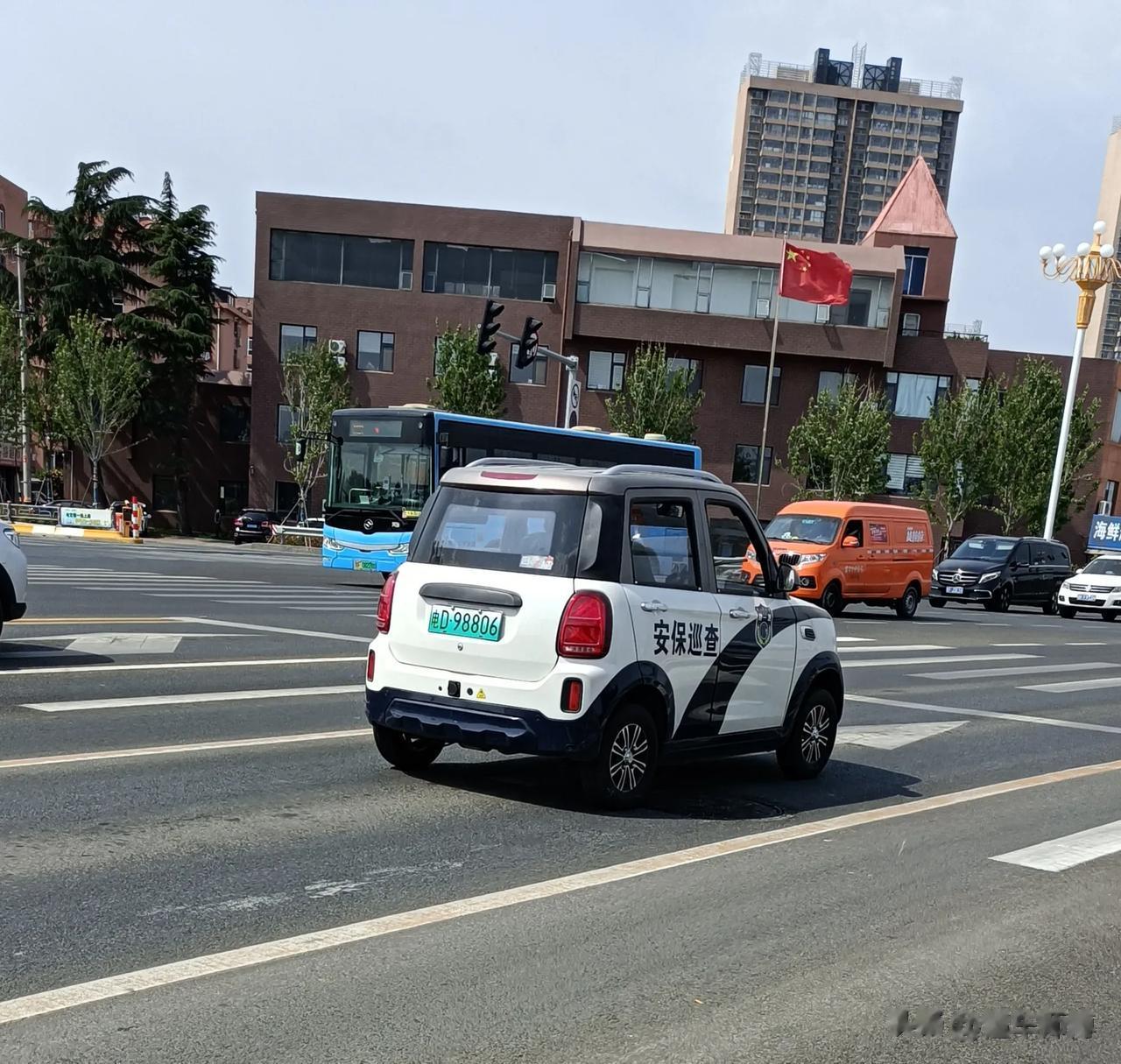 不懂就要问系列：路上的新能源汽车很多，但是这辆“电D”是什么意思？不是第一个汉字