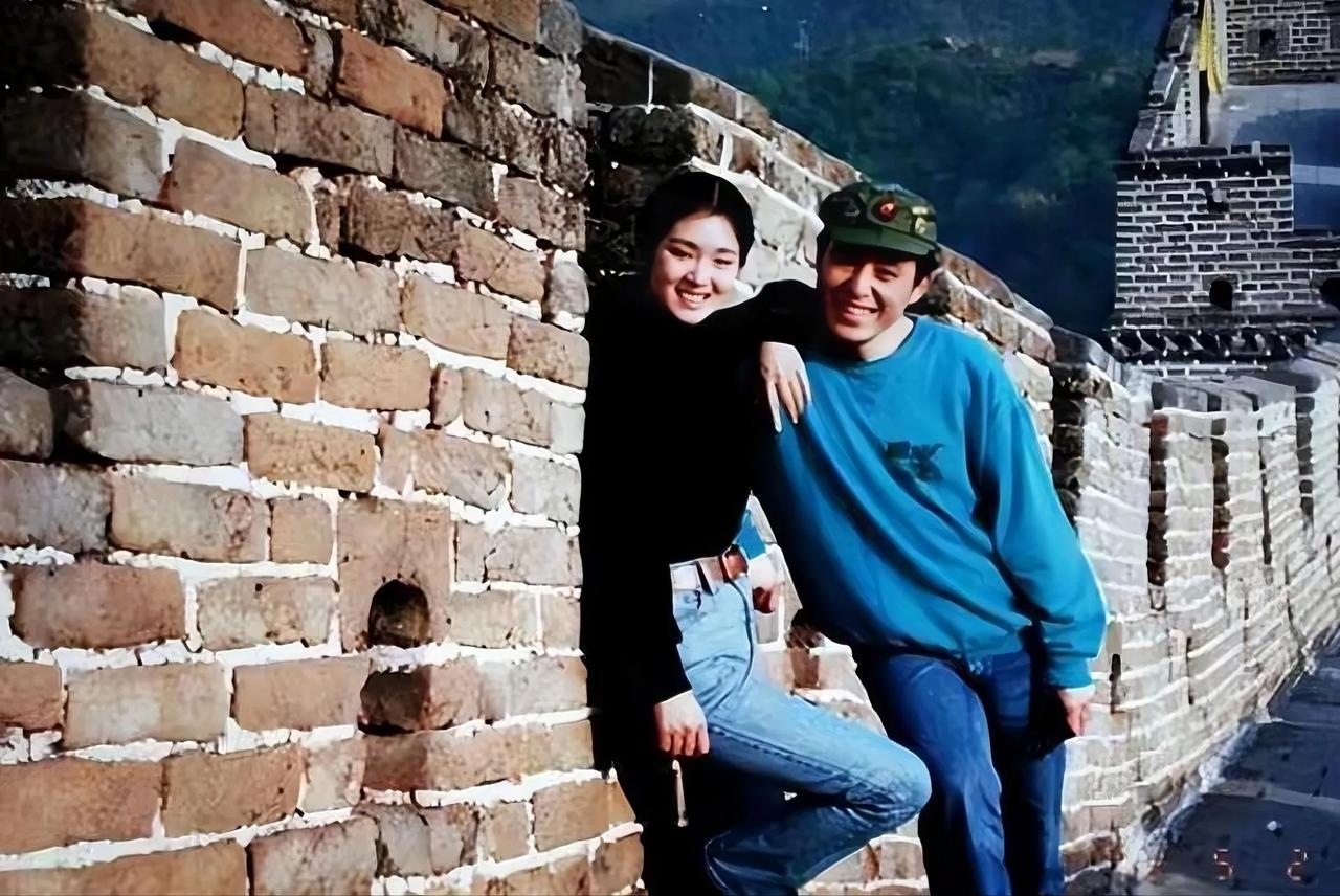 1992年，42岁的张艺谋与27岁的巩俐在长城合影留念。画面中，巩俐笑容灿烂明媚