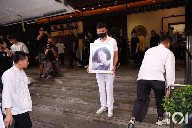 艾威太太告别式｜艾威强忍泪水送别亡妻陈美玲，缨红宴小酌红酒！
艾威太太陈美玲（L