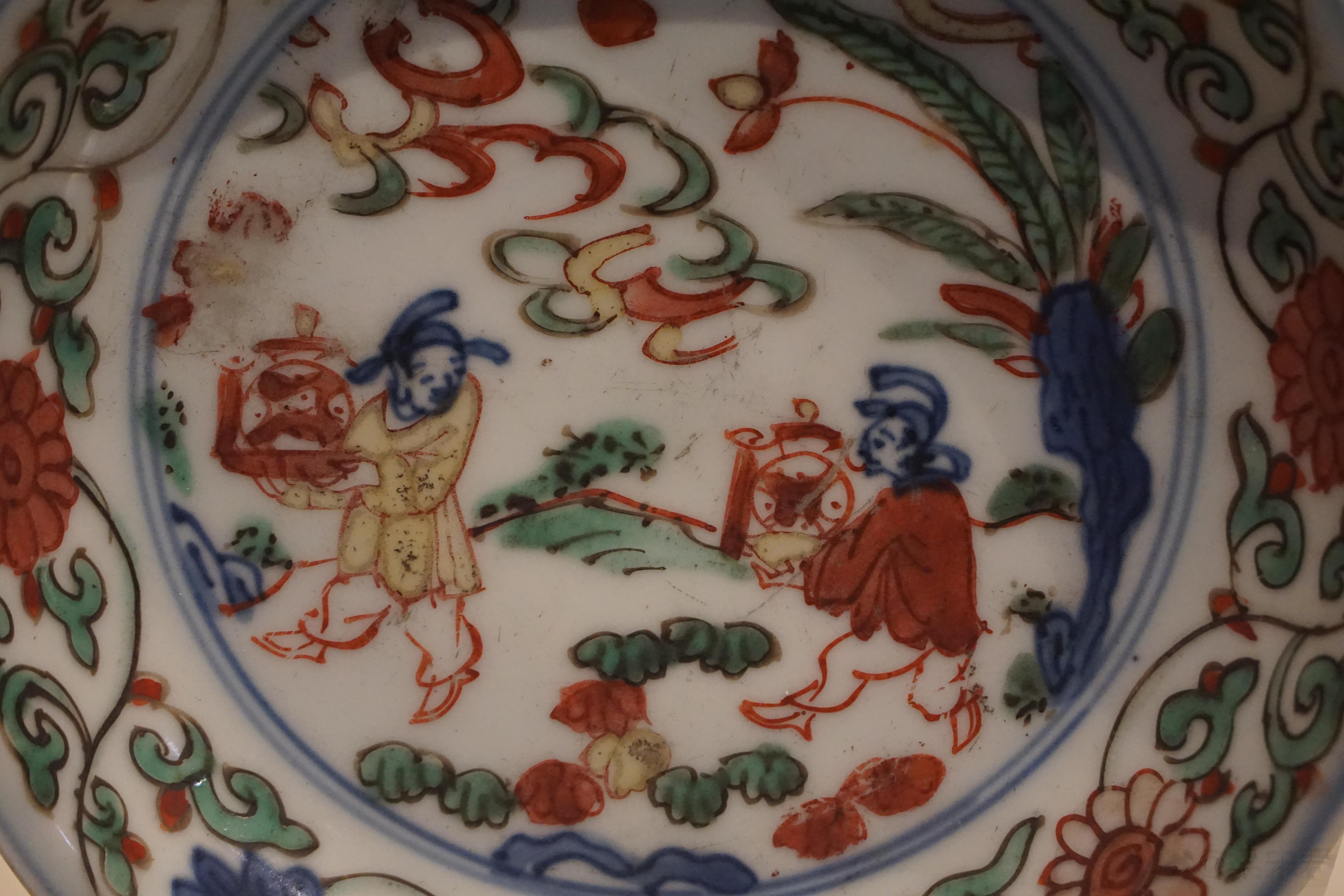 这两人捧的是图二这种桌灯吧 ​​​