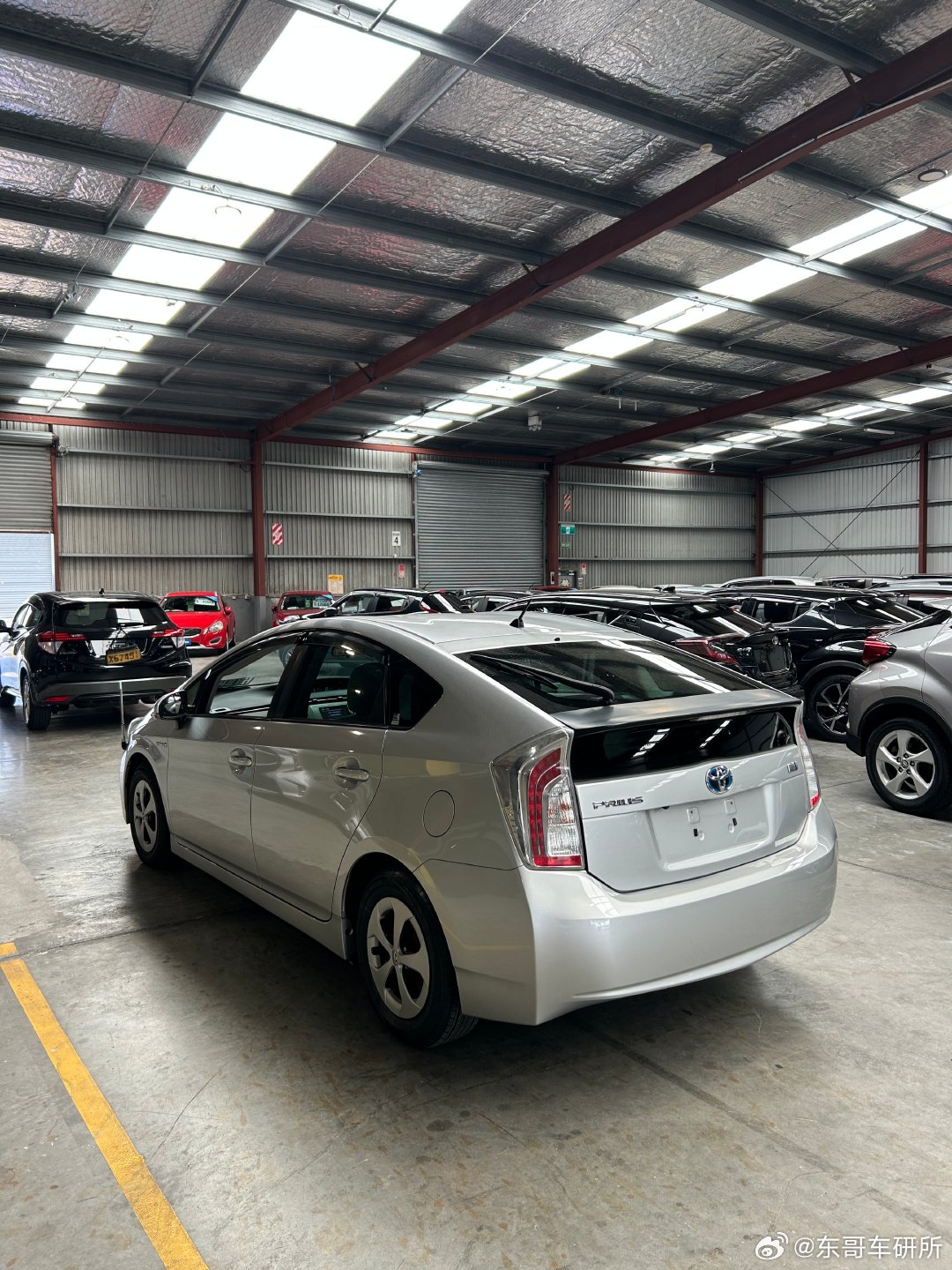 奔走一天，最后拿下一辆三代Prius。（图1、2）原版原漆、7万公里、电池状态非