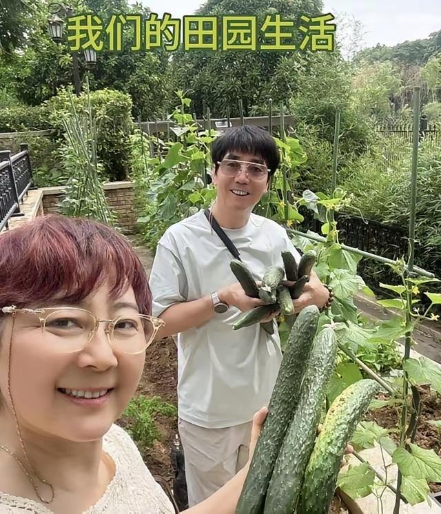 这个男演员如今都有61岁了，他不怎么拍戏了，退休在家种种菜，养养花，比较接地气，