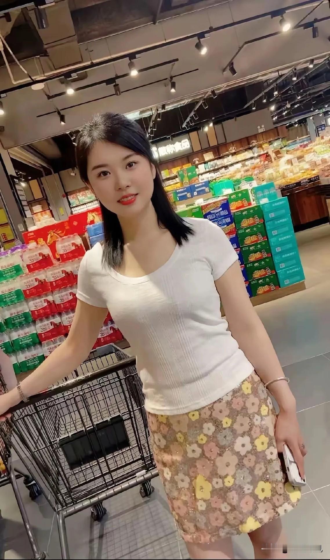 她说来还钱，我特意请了半天假在家等着。

两年前借出去的十万，说孩子上学急用，我