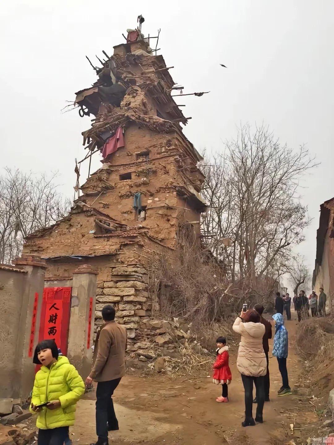 这不是人工智能生成的。这张照片拍摄于2016年，地点是中国山东省胡家岭村。这座七