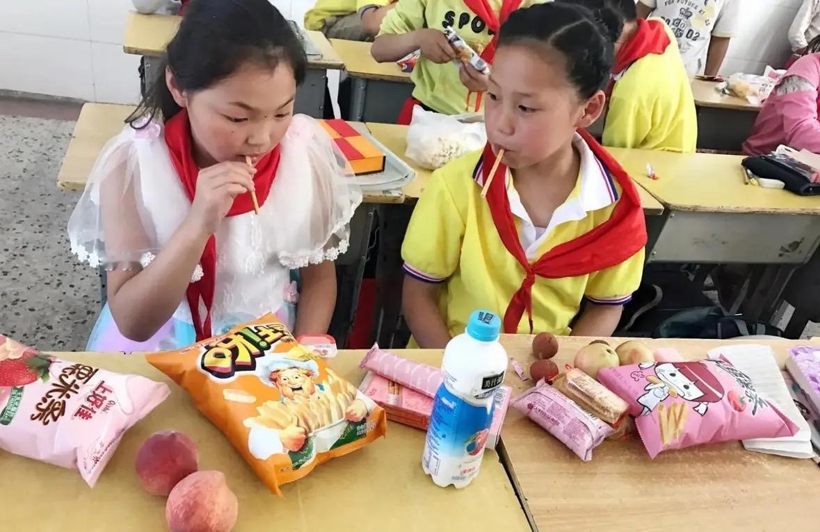 眼泪止不住了！父亲见义勇为，却不慎溺亡。母亲丢下女孩离开，从此女孩和爷爷奶奶相依