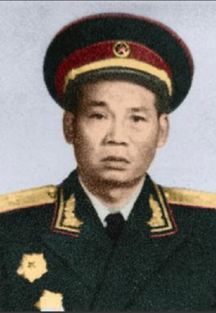 1937年，2名马家军骑兵拦住了一名走散的西路军战士，还要将他活埋，这时，一个地