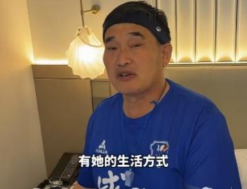 大衣哥说这几年他到过不少地方。他的妻子玉华是位农村妇女，一心只想守着家，把家里操