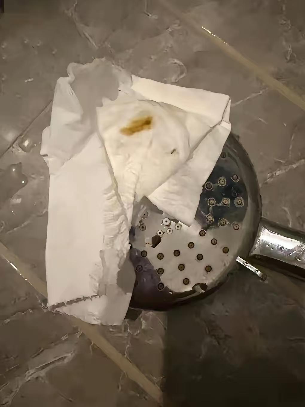 小徐来自浙江新昌，和女朋友相处了两年时间，在5月29日这一天两人特意请假去杭州看