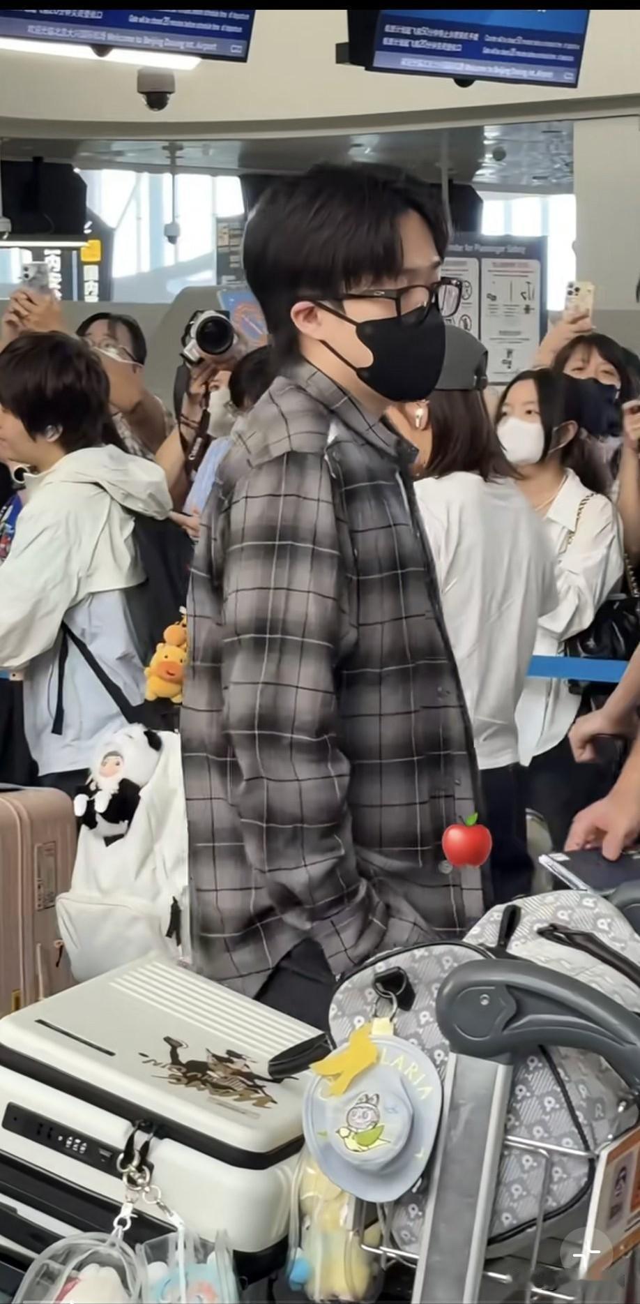 出发澳门的楚钦同学！这格子衬衫一穿，眼镜一戴，啧啧啧……北大书生完美演绎！
这格