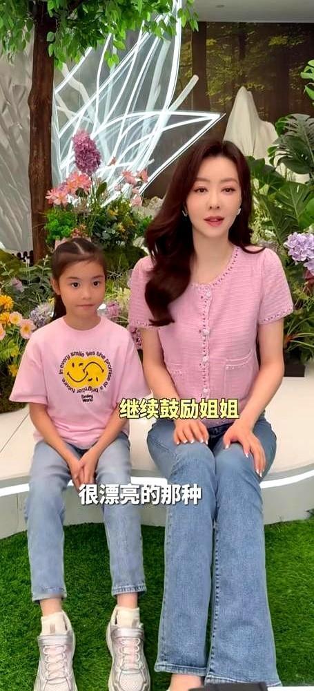 都以为熊黛林在戛纳红毯上拼杀，其实人家心里只有娃。

前脚还在聚光灯下当大明星，