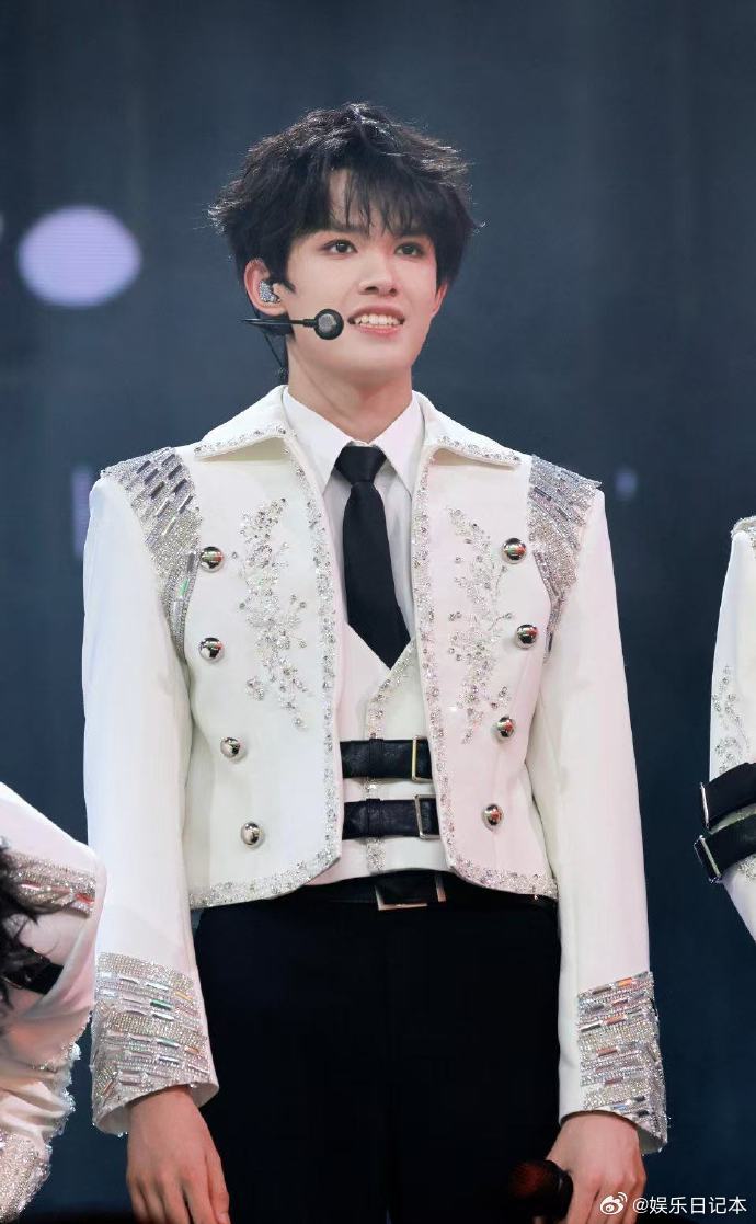 张极和张杰合照张极说希望以后有更多机会看张杰演出 张极晒出和张杰合照与现场记录，