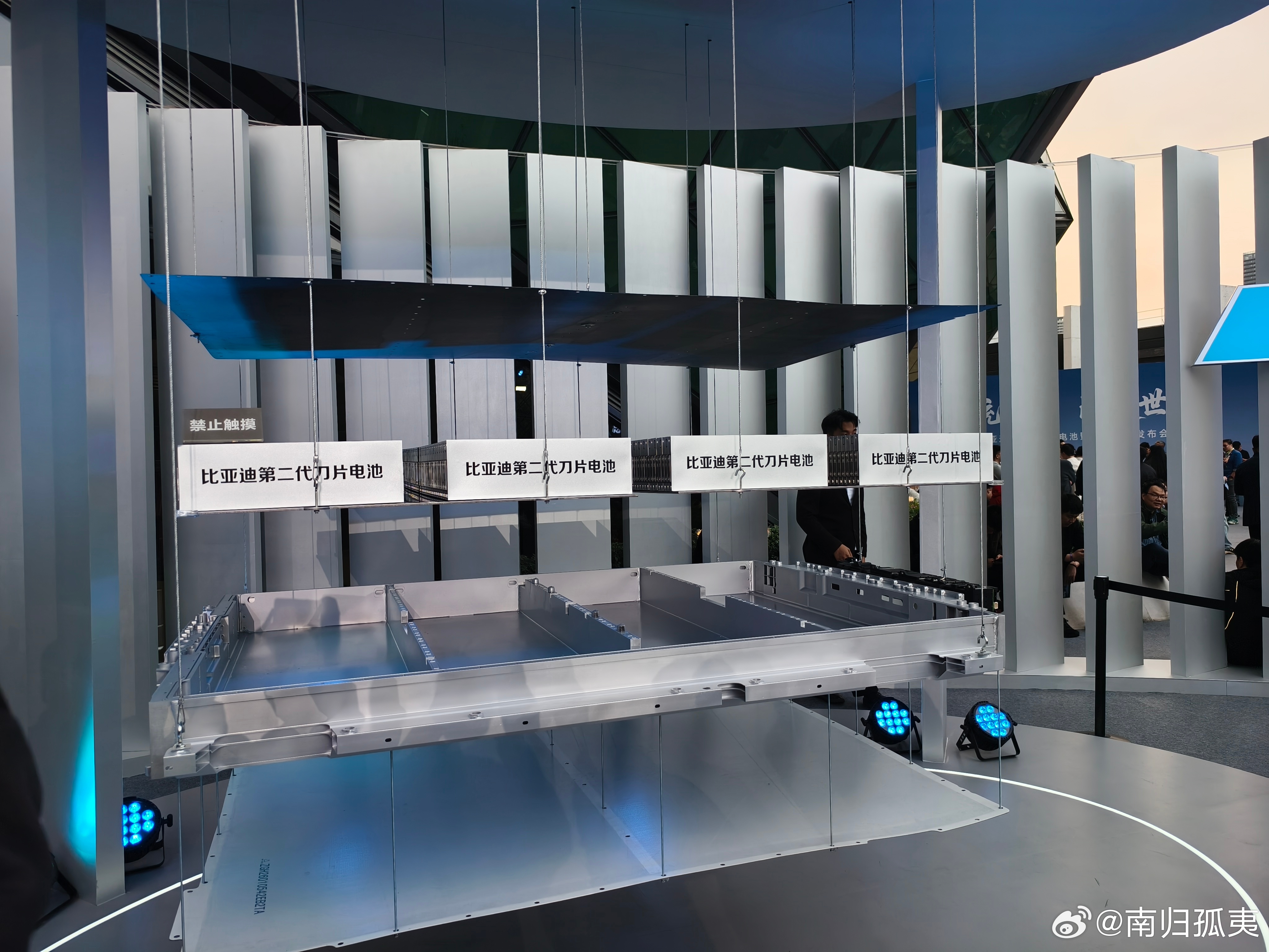 硬核闪充技术树立行业新标杆：5分钟满电，2万站点覆盖城乡高速充电慢、找桩难，一直