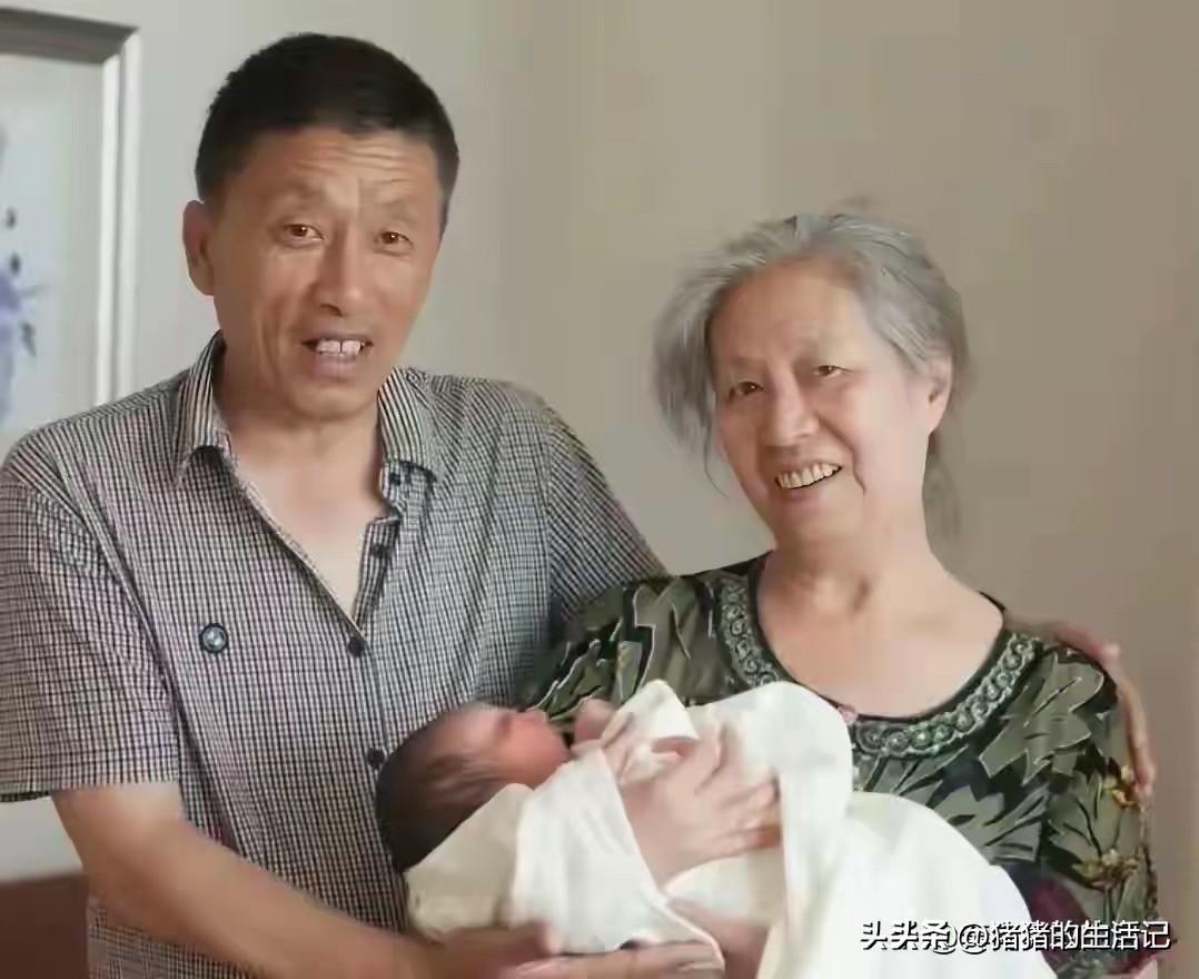 张姩菡原来是遗传了奶奶的长相，尤其是眼睛长得太像了，这就是隔代遗传的具象化了吧！