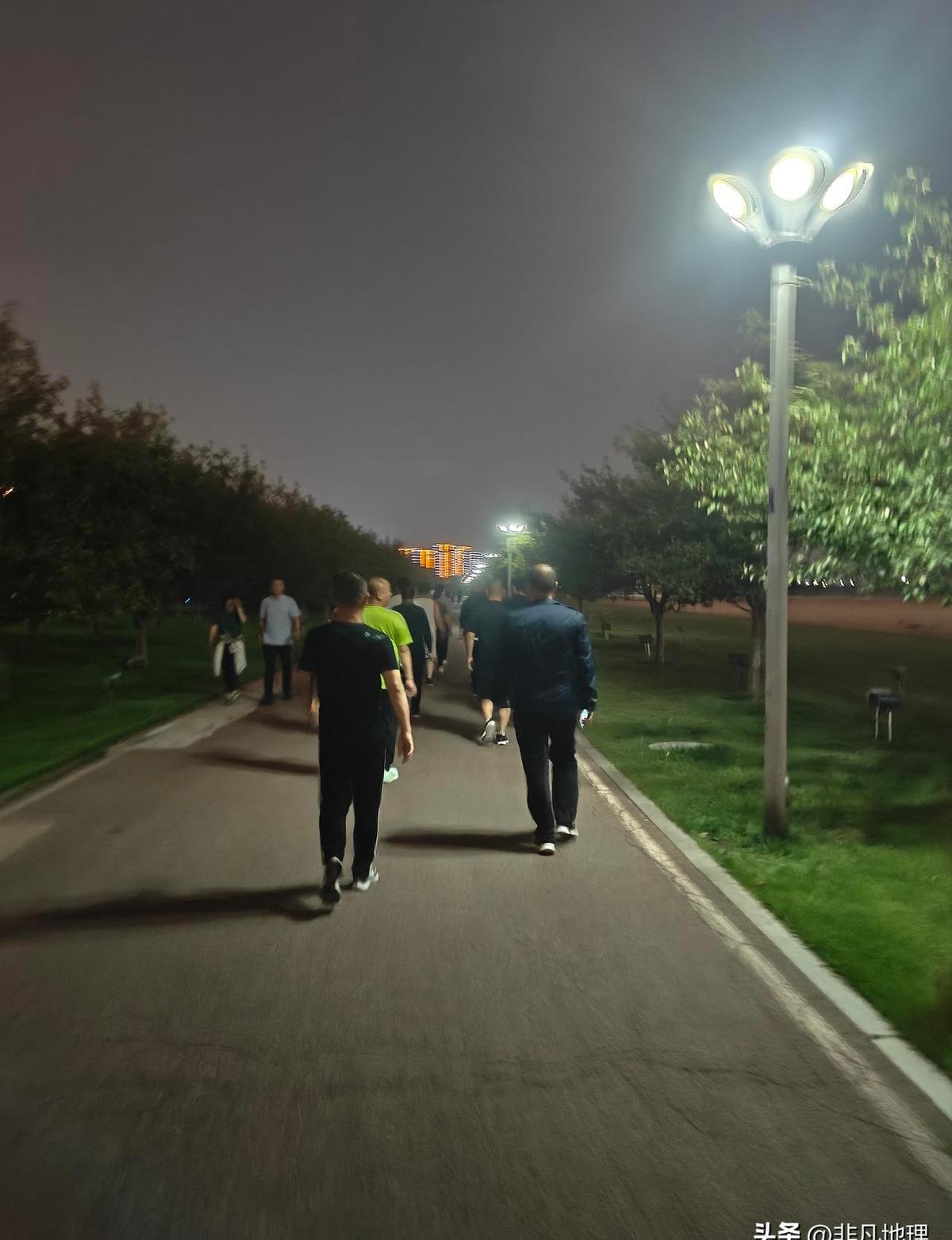 跳舞的踩着夜色，走路的数着砖缝，跑步的盯着手表，钓鱼的等鱼上钩，喝酒的碰杯笑得像