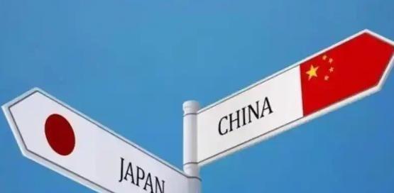 有新加坡网友表示，日本之所以屡屡挑衅中国，丝毫不惧中国，并非仅仅是美国挑唆，而是